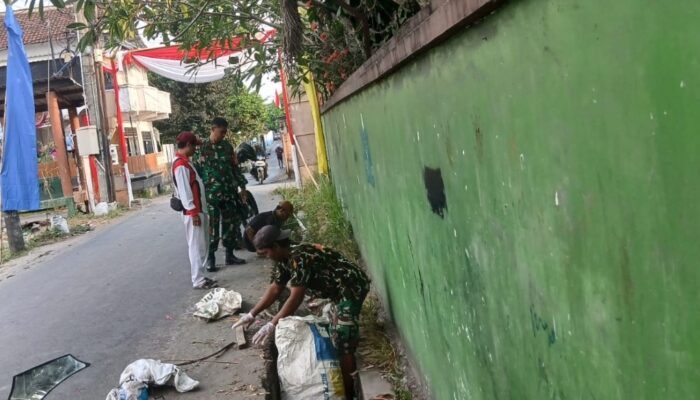 Gotong Royong Babinsa dan Warga Cegah Genangan Hujan