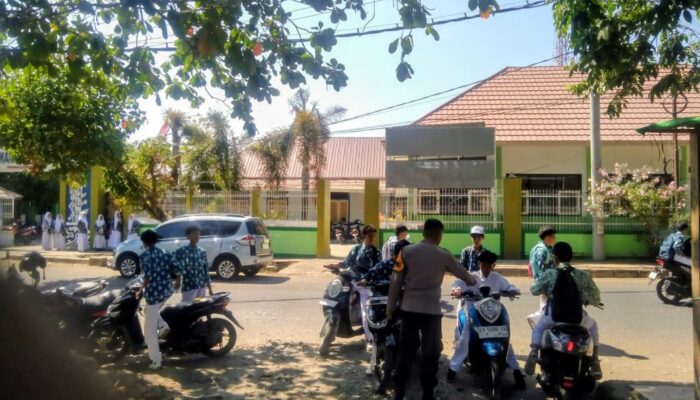 Cegah Tawuran, Polsek Rasanae Timur Pantau Kepulangan Pelajar SMAN 3 Kota Bima
