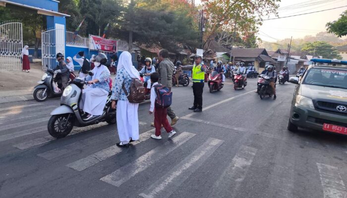 Berikan Rasa Aman, Sat Lantas Polres Bima Kota Bantu Pelajar Menyeberang di Jam Sibuk Pagi