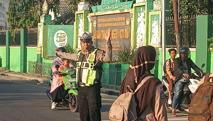 Polsek Rasanae Barat Laksanakan Pengaturan Rawan Pagi di Depan MTsN I Kota Bima