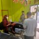 Anggota Polsek Brang Rea Bantu Kecelakaan Lalu Lintas Tunggal
