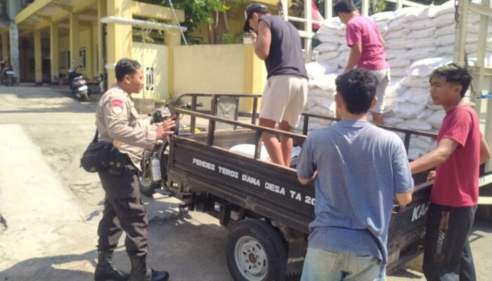 Bhabinkamtibmas Desa Teros Monitoring Penerimaan Bantuan Beras Pemerintah untuk 610 KK