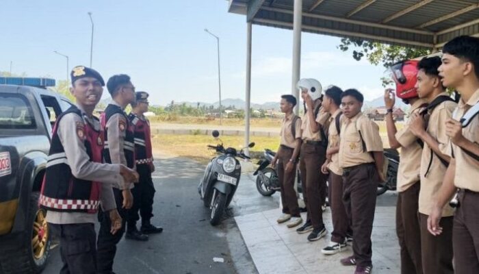 Patroli di Desa Kuang, Polisi Sapa Pelajar dan Ingatkan Langsung Pulang Usai Sekolah