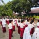 Bhabinkamtibmas Desa Bagik Papan Jadi Pembina Upacara di SDN 03 Bagik Papan, Sampaikan Imbauan Anti-Bullying dan Bahaya Balap Sepeda Liar