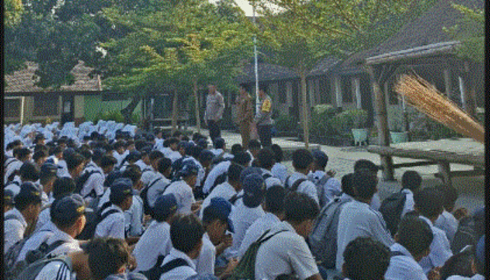 Bhabinkamtibmas dan Kanit Binmas Labuhan Haji Sosialisasikan SMA Kemala Taruna Bhayangkara di SMPN 1 Labuhan Haji