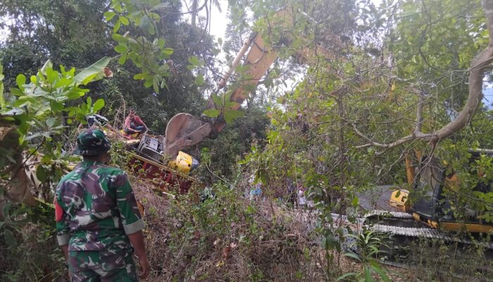 Truk Pengangkut Ekskavator Terbalik, Babinsa Hadir Bantu Evakuasi