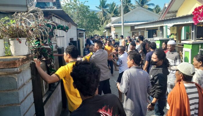 Anggota Piket Polsek Jereweh Bersama Damkarmat Padamkan Api di Rumah Warga