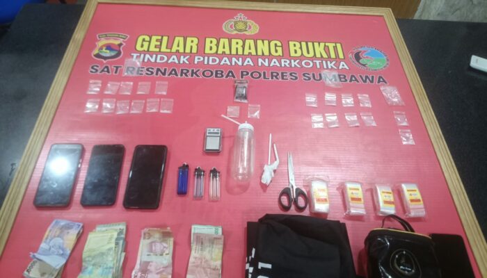 Gerebek Pesta Transaksi Sabu di Kelurahan Pekat, Sat Resnarkoba Polres Sumbawa Bekuk 4 Pemuda Beserta 23 Poket Barang Bukti