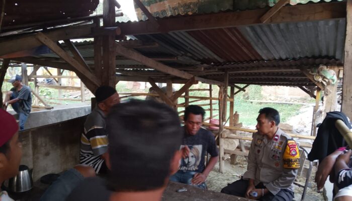 Bhabinkamtibmas Polres Bima Kota Gelar Jumat Curhat, Sambangi Peternak Sapi Di Kelurahan Penaraga