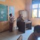 Polri Peduli Pendidikan, Bhabinkamtibmas Polsek Tambora Jadi Guru Agama Hindu Gratis di SDN 02 Labuhan Kananga
