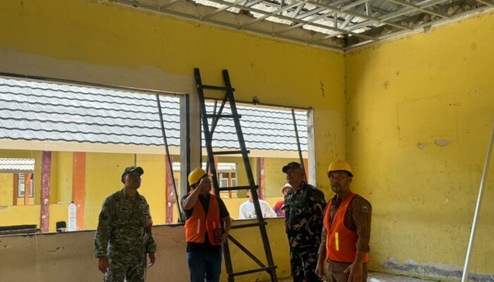 Wujudkan Sekolah Lebih Layak, Babinsa Dampingi Revitalisasi SMKN 1 Lembar