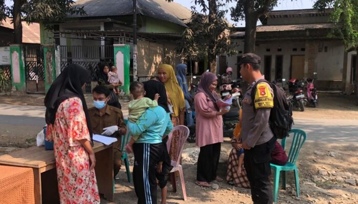 Bhabinkamtibmas Polsek Woha Pantau Pelaksanaan Imunisasi di Desa Binaannya