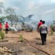 Cepat Tanggap KARHUTLA, Bhabinkamtibmas Polsek Seteluk Bersama Damkar Berhasil Padamkan Kebakaran Lahan di Dusun Pamongo