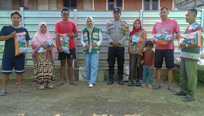 Dukung Ketahanan Pangan, Bhabinkamtibmas Desa Tapir Pendampingan Pembagian Bibit Jagung Kepada Kelompok Tani
