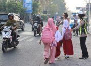 Polisi Peduli Pendidikan, Kapolres Sumbawa Turun Jalan Pengawalan Penyeberangan Siswa SDN 2 Labuhan Sumbawa