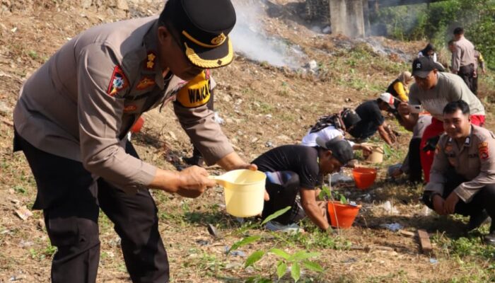 Sukseskan Program Kapolri, Wakapolres Sumbawa Barat Pimpin Aksi Green Policing di Sungai Menala