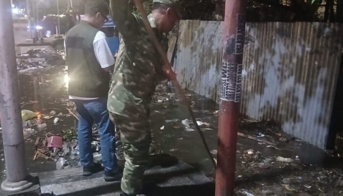 Malam Hari, Sinergi TNI-Polri dan Warga Bersihkan Saluran